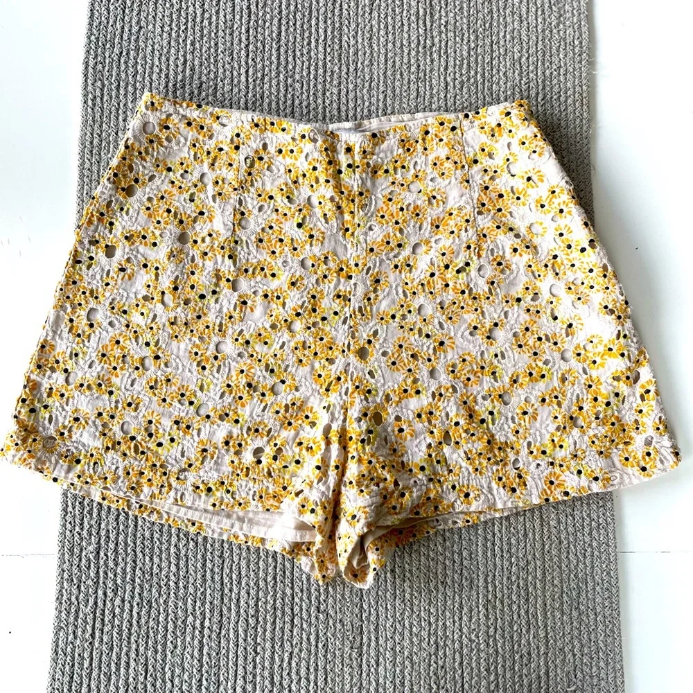 Urban Outfitters Balboa High Rise Yellow White Daisy Eyelet Shorts Size Small